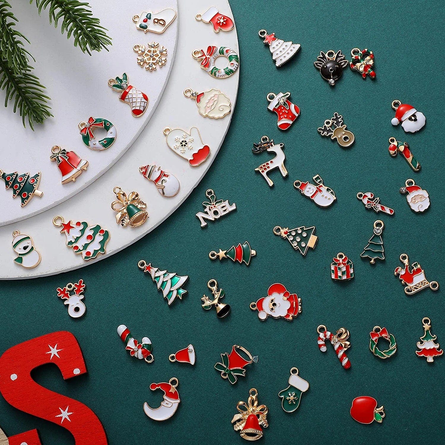 100 Pieces Cute Christmas Charms Pendants Xmas Santa Claus Pendants Mini Alloy Charms DIY Reindeer Pendants Snowman Charms for Necklace Bracelet Earrings Crafting Decoration Supplies