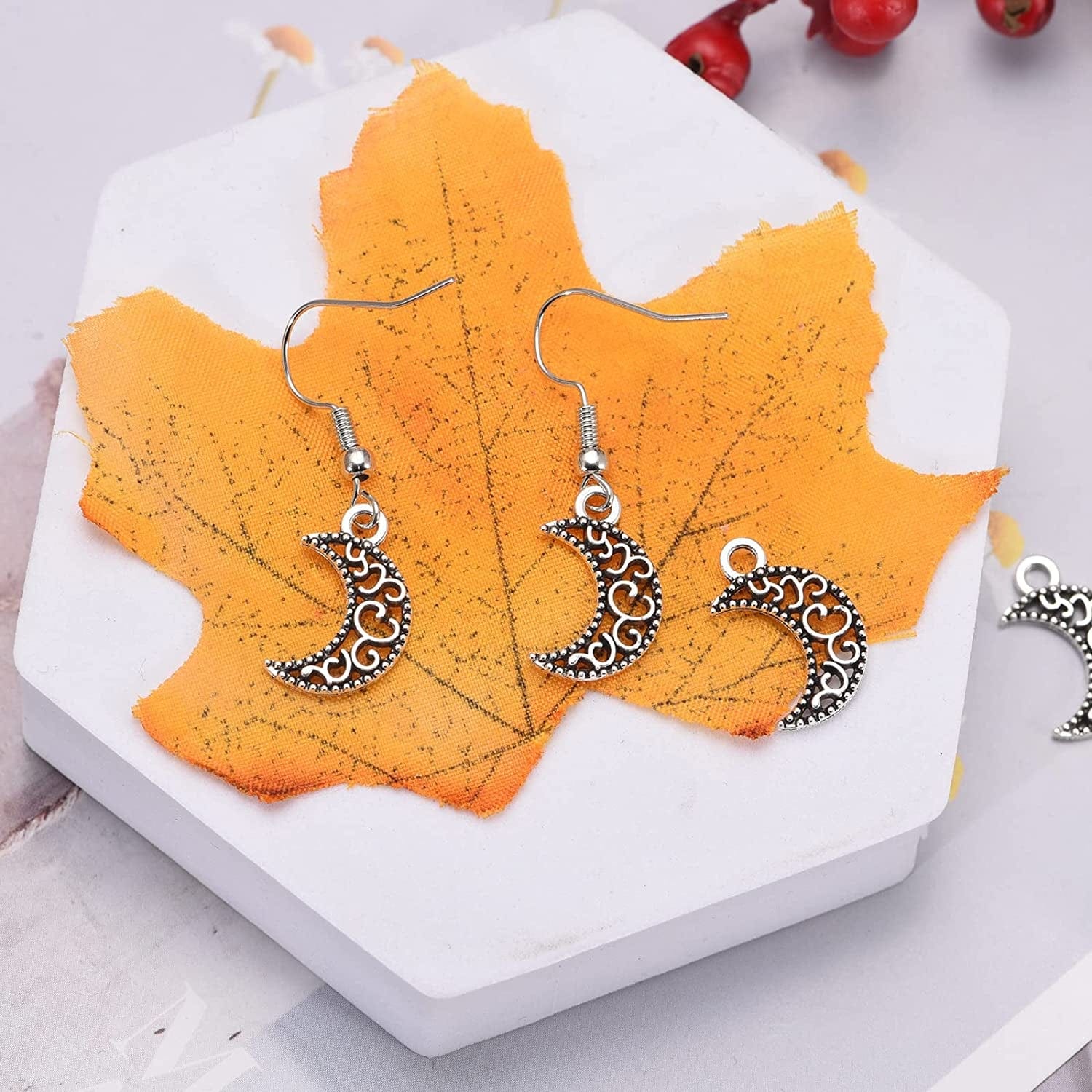 100Pcs Antique Silver Plated Hollow Out Moon Charms Pendant DIY Bracelets Necklace Jewelry Making Craft Wholesale 17Mmx11Mm(A284)