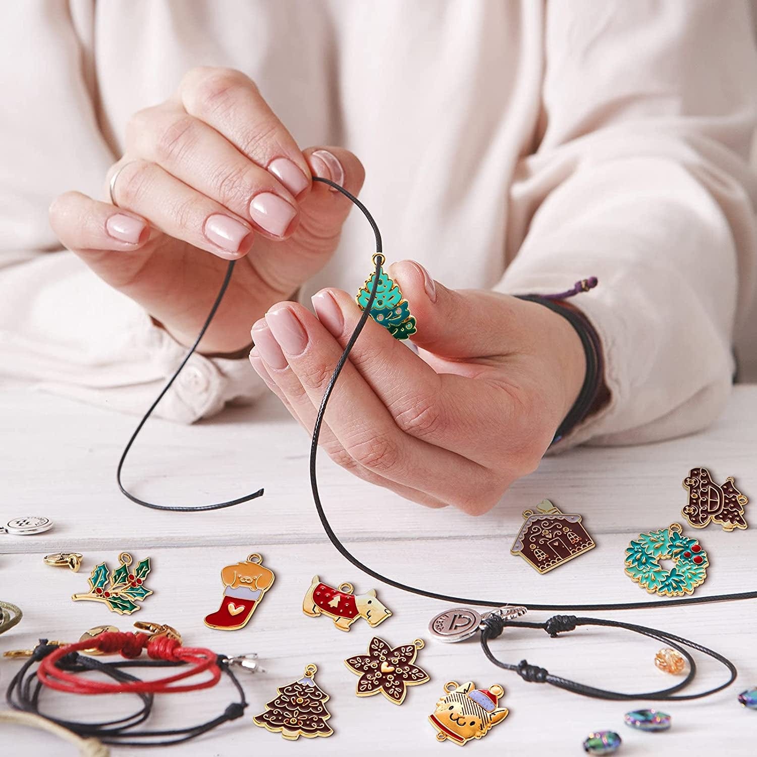 24 Pieces Christmas Charm Pendants Reindeer Embellishment Enamel Charms Assorted Gold Plated Xmas Pendants for Necklace Bracelet Jewelry Making Clothes Sewing Bags Decoration DIY Scrapbooking Supply