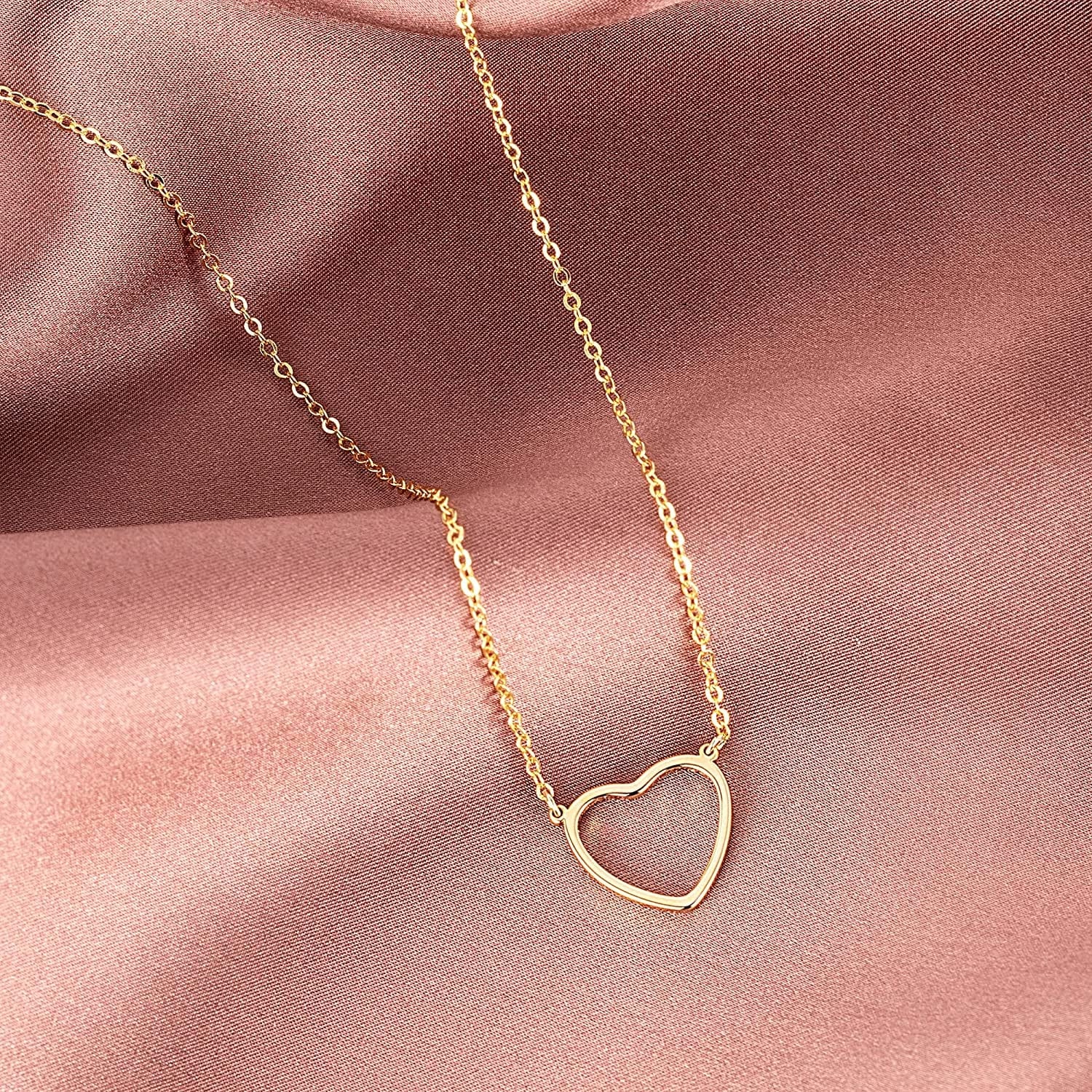 Cute Heart Necklace Tiny 14K Gold Heart Pendant Choker Necklaces Small Gold Love Open Heart Chain Necklace for Women Dainty Gold Necklace Gifts for Her