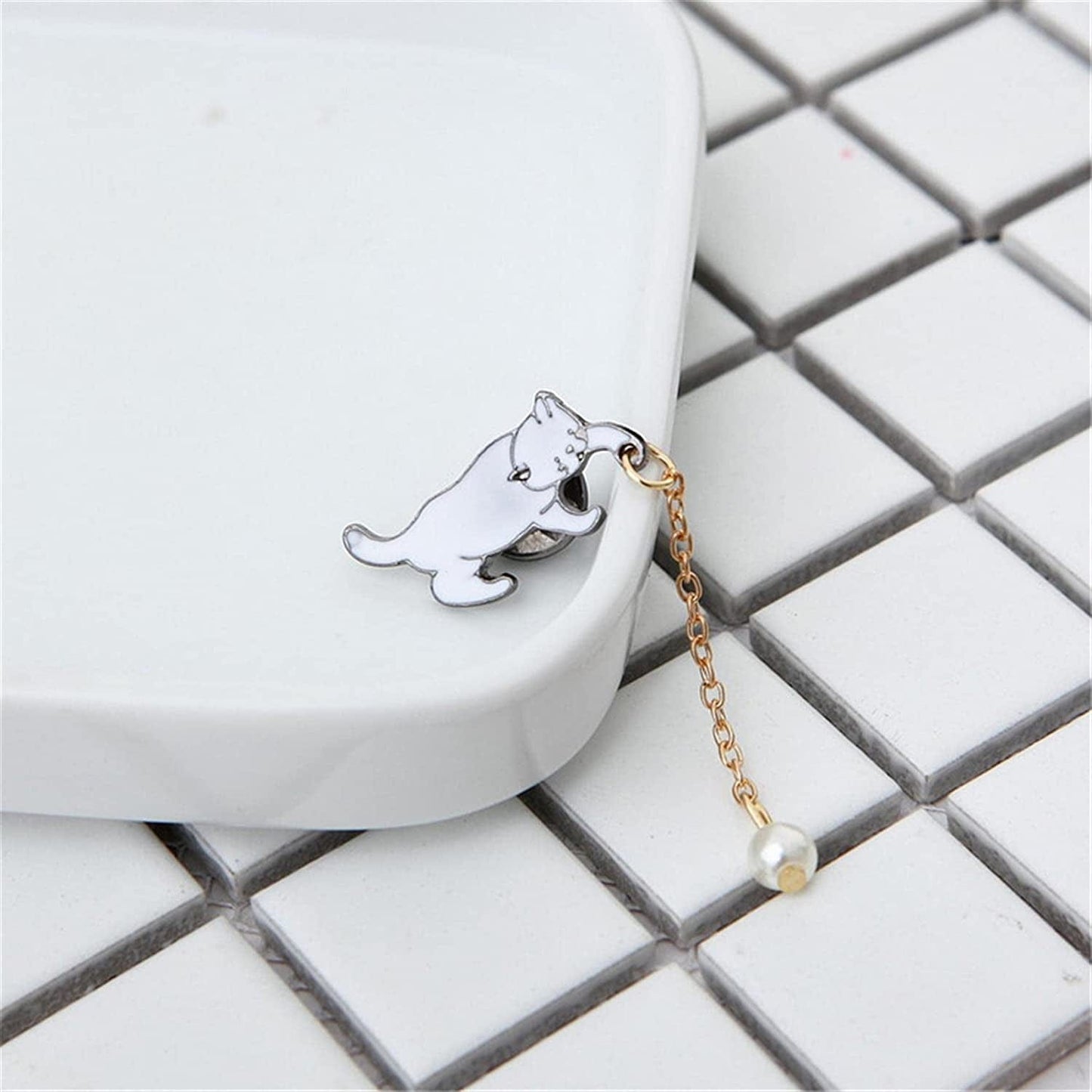 Hsakess Cat Long Chain Tassel Brooch Animal Enamel Lapel Pin Imitation Pearl Tassel Badge Collar Brooch for Bag Decor, White