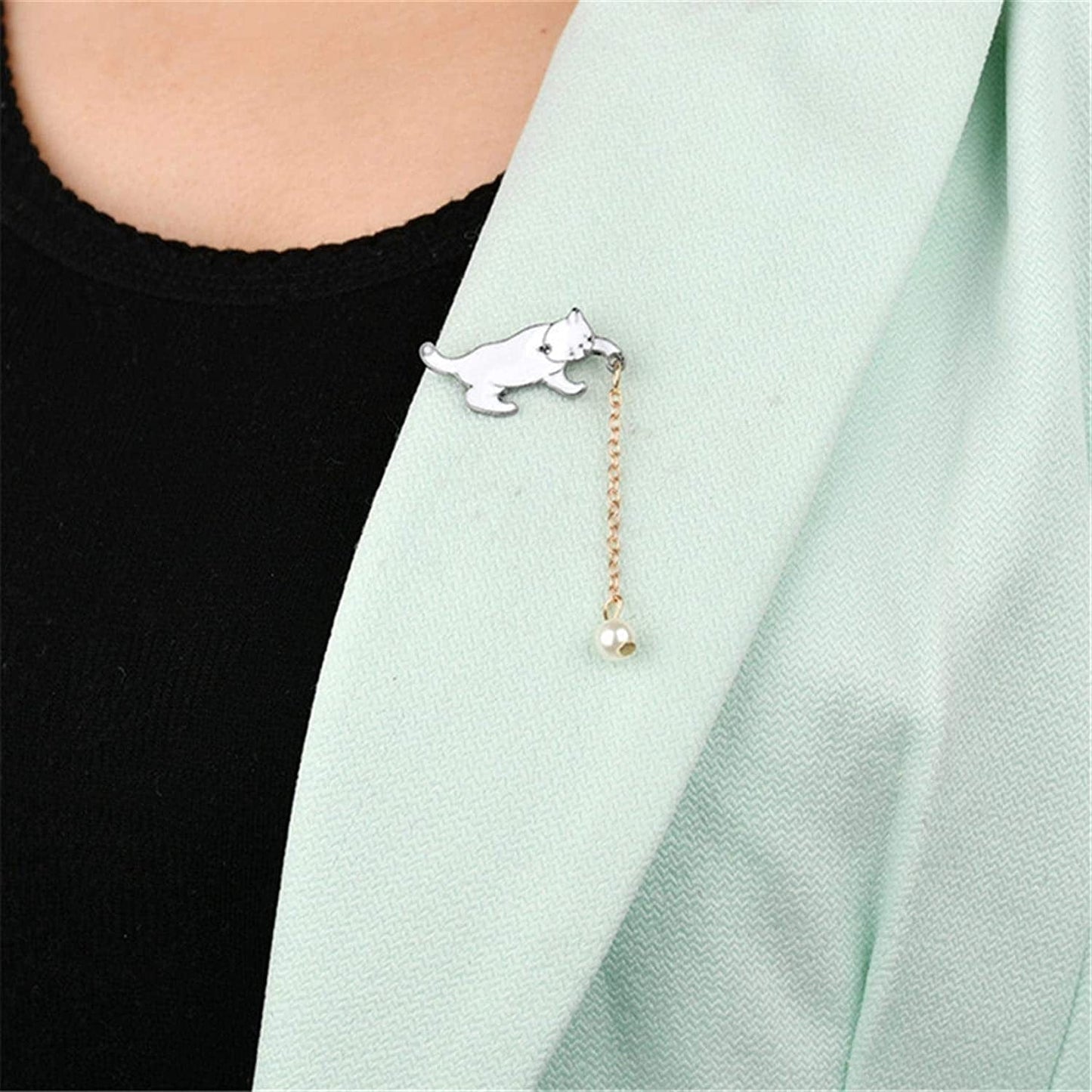 Hsakess Cat Long Chain Tassel Brooch Animal Enamel Lapel Pin Imitation Pearl Tassel Badge Collar Brooch for Bag Decor, White