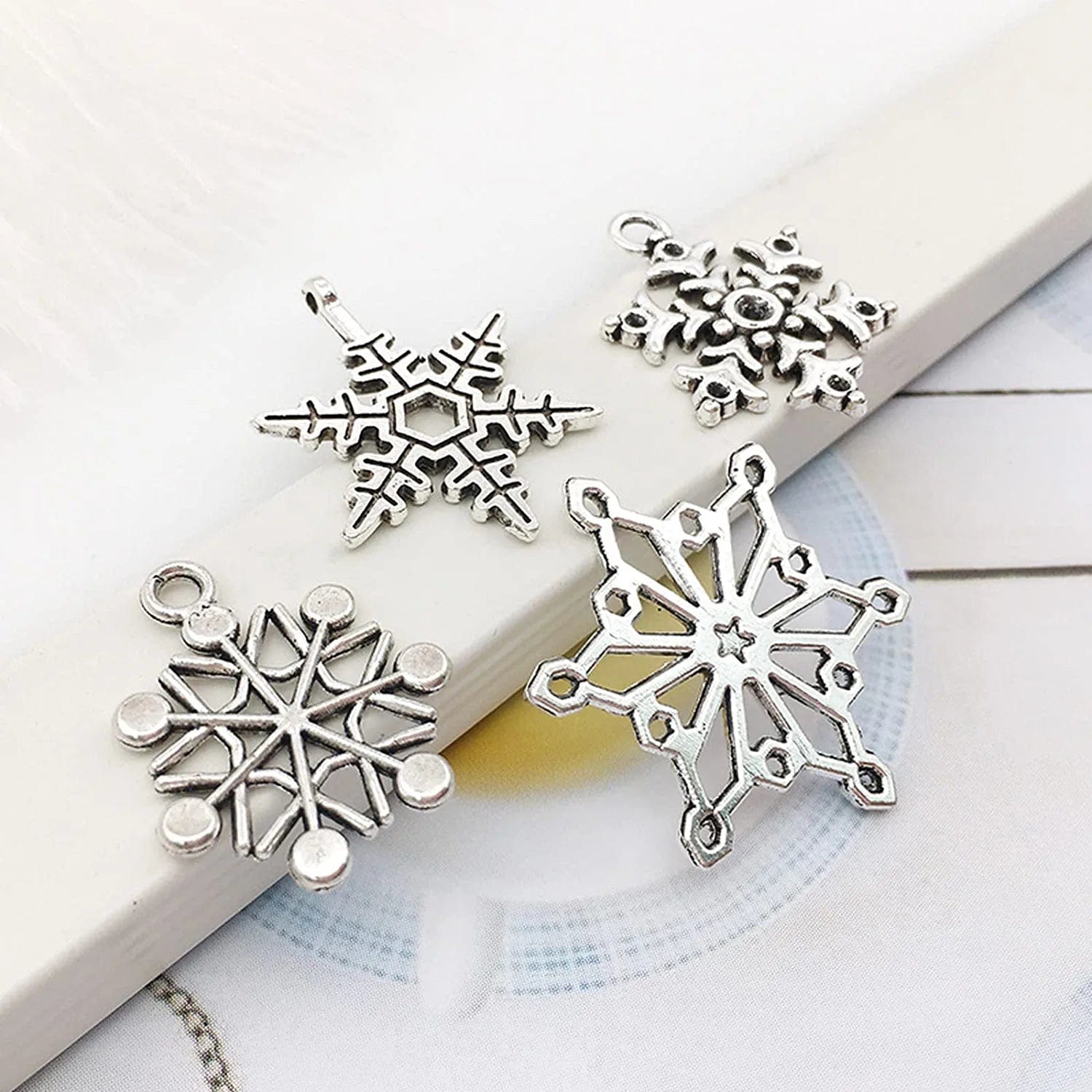 Snowflake Charms Pendants- Christmas 70 Pcs Assorted Antique Silver Bracelet Charms for DIY Jewelry Making Winter Charms for Bracelet Accessories Necklaces Earrings Supplies Xmas Crafting