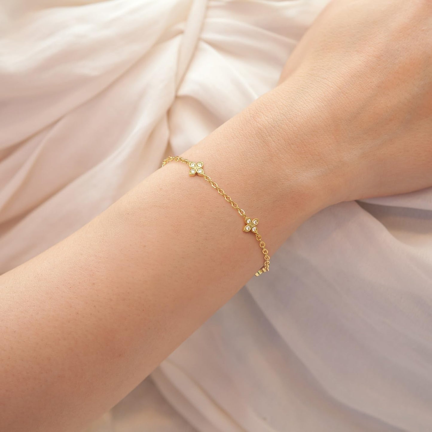 VSNPO 14K Gold Bracelets for Women Gold Clover Bracelets for Women Chain Bracelet Classic Four-Leaf Clovers Element with Cubic Zirconia Trendy Womens Four Leaf Clover Bracelet