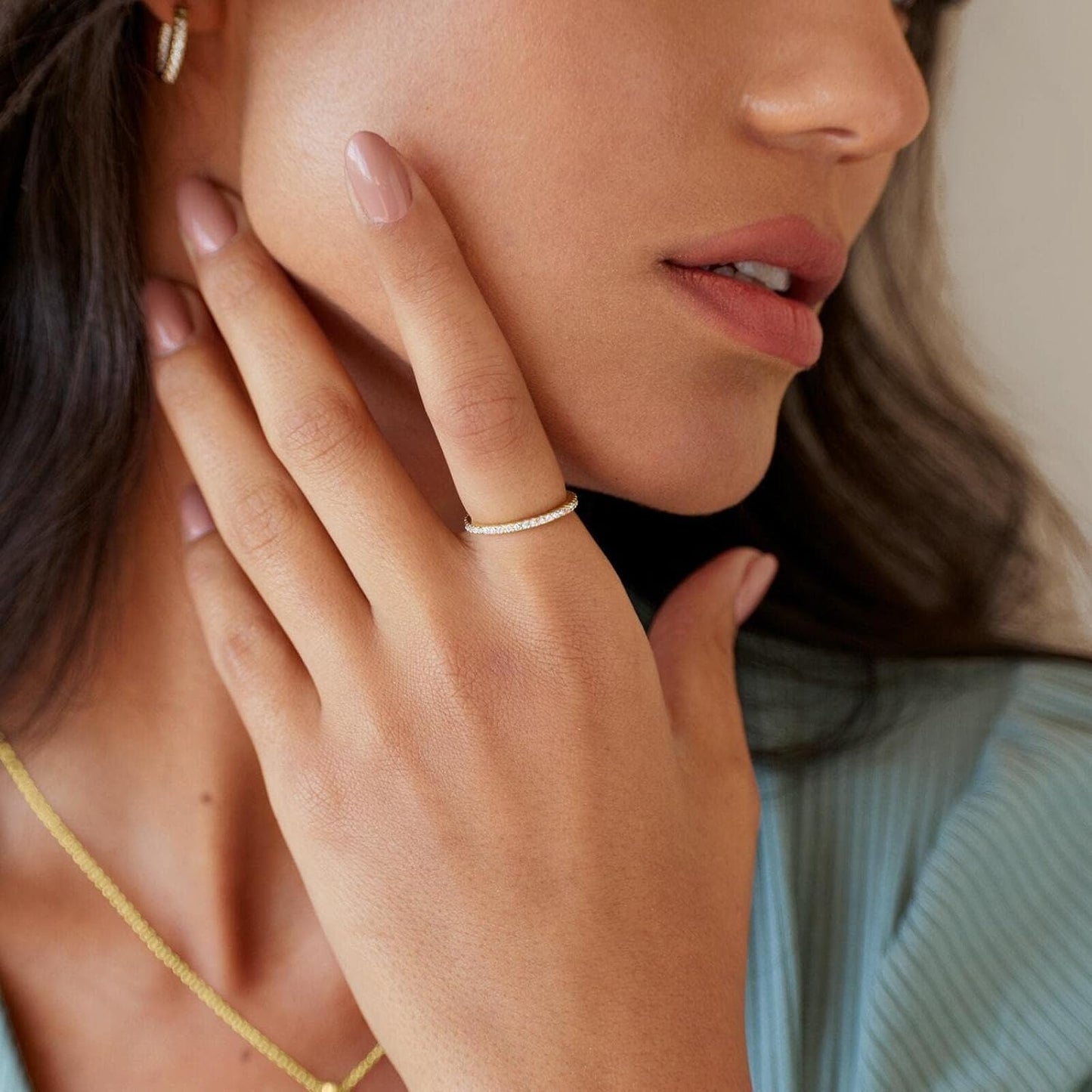 Close-up of CZ simulated diamond details on gold ring