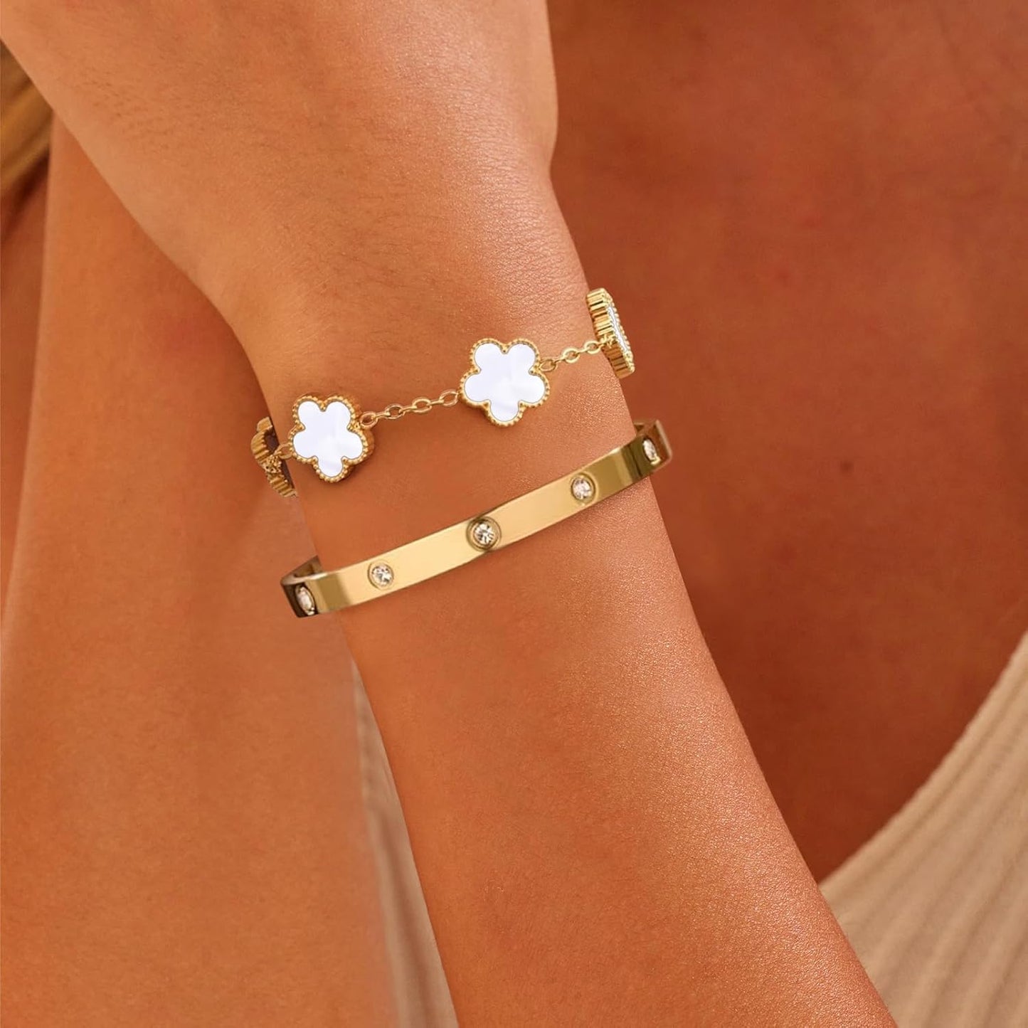2Pcs Clover Bracelet Set for Women 18K Gold Plated Four Leaf Clover Bracelet Love Bangle Bracelet Stack Lucky Bracelets Gold Link Bracelets Trendy Jewelry Gift for Women Birthday Christmas