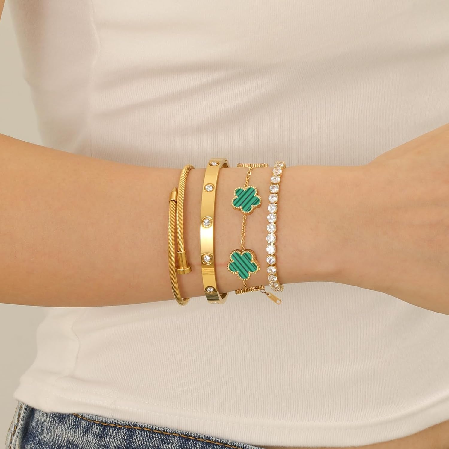 Tennis bracelet in gold with clover charm detail
