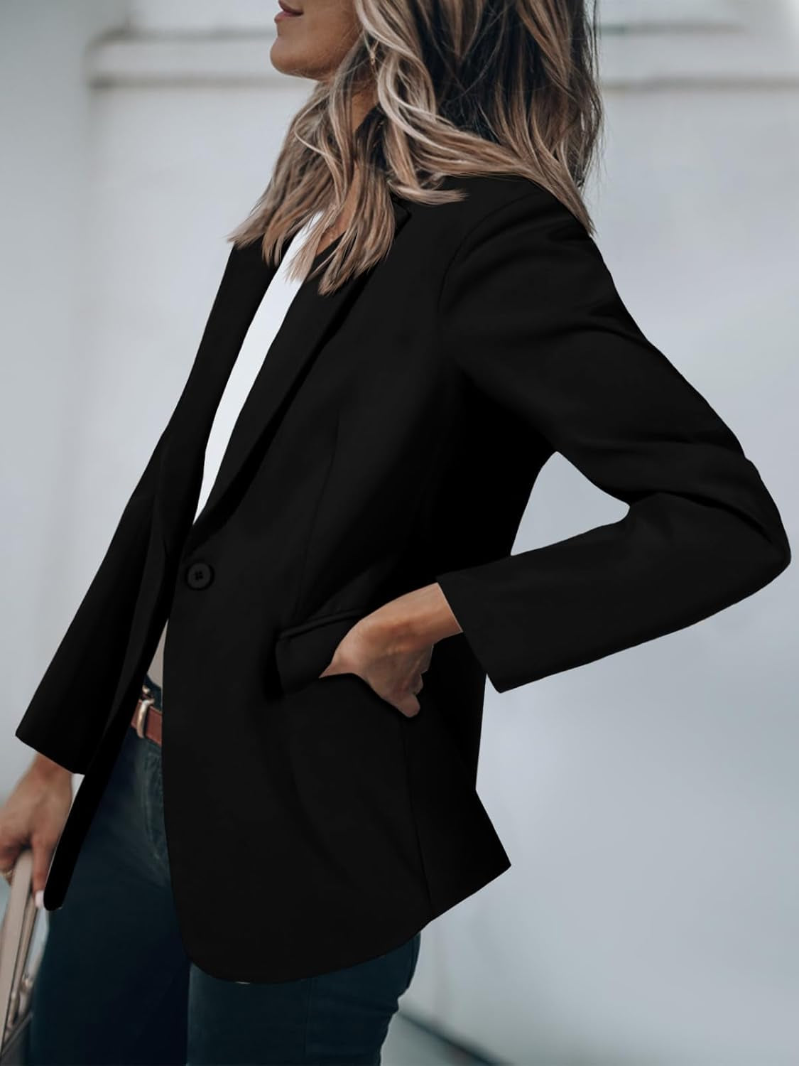 Long sleeve work blazer with structured shoulders and seams