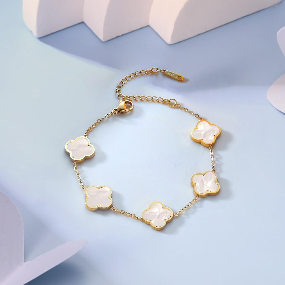 Women'S Four Leaf Clover 18K Gold Plated Lucky Bracelet, White/Black/Red/Blue Four Leaf Flower Adjustable Bracelet Women'S Fashion Jewelry Gifts