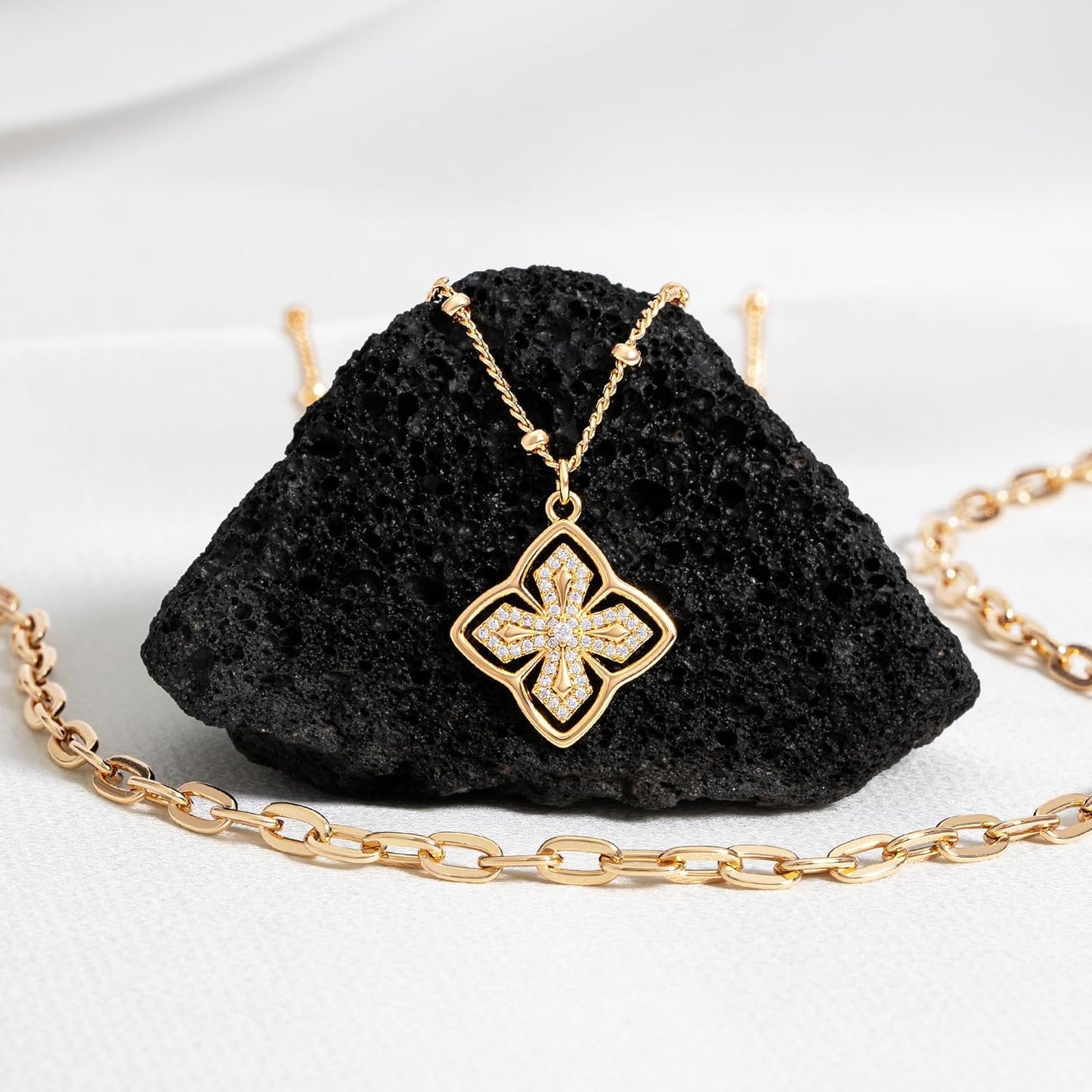 VALLOEY ROVER Gold Clover Necklace, Layered Necklaces for Women 14K Gold Plated Dainty Clover Pendant Necklace Set Link Chain Choker Necklaces Stackable Simple Gold Jewelry for Women