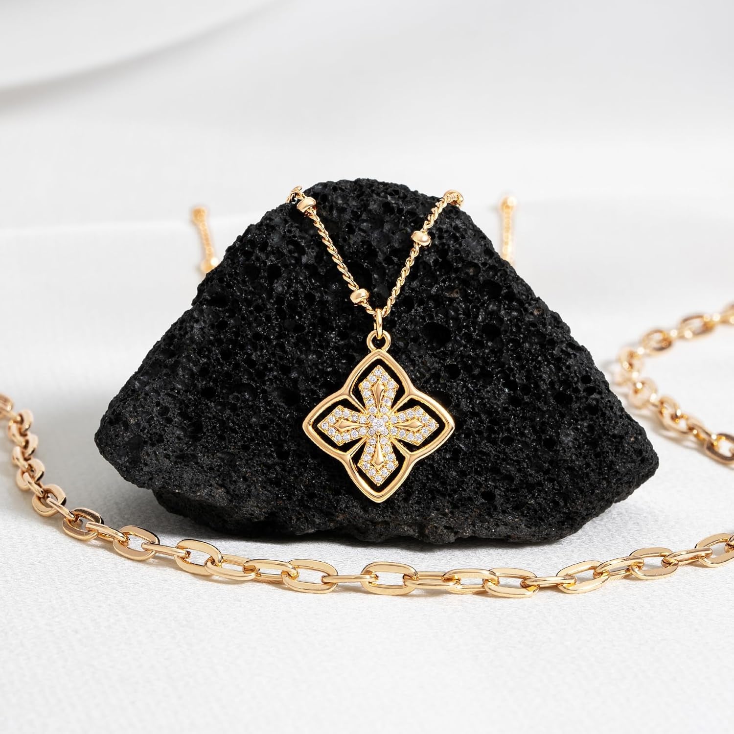 VALLOEY ROVER Gold Clover Necklace, Layered Necklaces for Women 14K Gold Plated Dainty Clover Pendant Necklace Set Link Chain Choker Necklaces Stackable Simple Gold Jewelry for Women