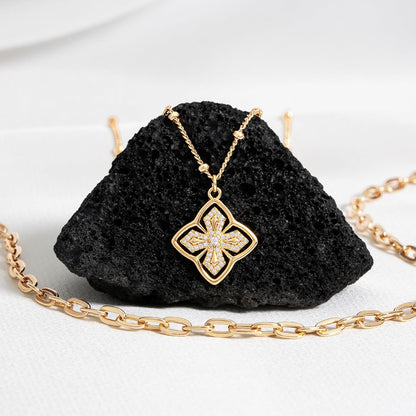 VALLOEY ROVER Gold Clover Necklace, Layered Necklaces for Women 14K Gold Plated Dainty Clover Pendant Necklace Set Link Chain Choker Necklaces Stackable Simple Gold Jewelry for Women