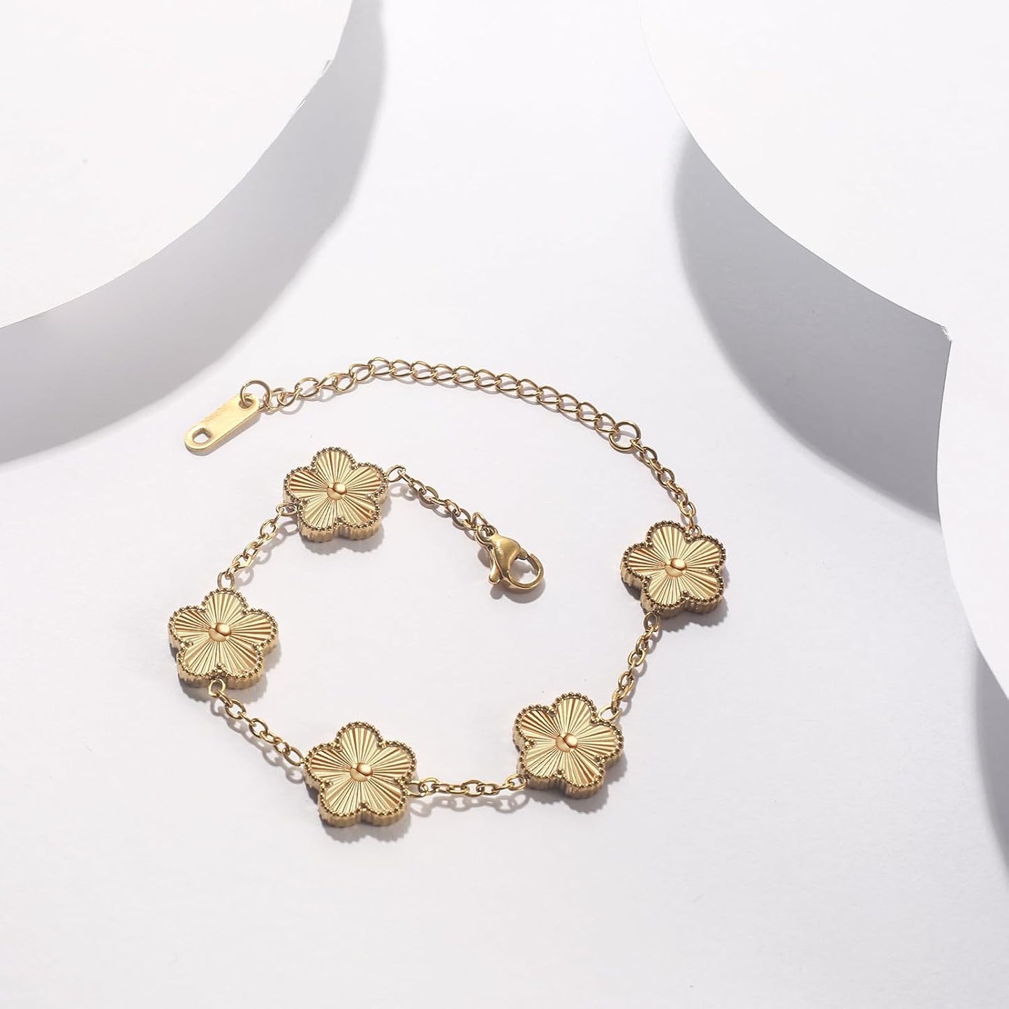 18K Gold Plated Clover Bracelet for Women Dupes Bracelet Set Flower Leaf Lucky Clover Bracelets Trendy Danity Jewelry Birthday Gifts for Women/Mom/Friends/Sister/Besties