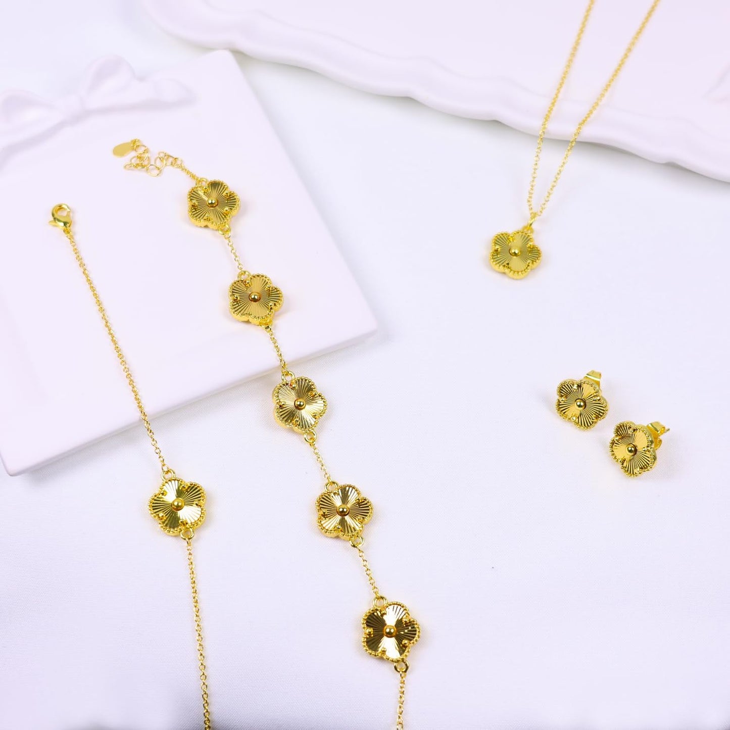 Freinit 4Pcs Gold Necklace Earrings Bracelet Set, 18K Gold Plated Flower Jewelry Set Floral Pendant Stud Gold Jewelry Sets for Women,Christmas Birthday Lucky Gift for Mom Wife Daughter GF