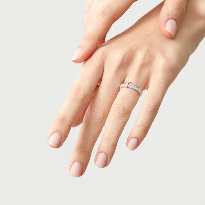 PROMESSA love knot diamond ring 18K gold close-up detail