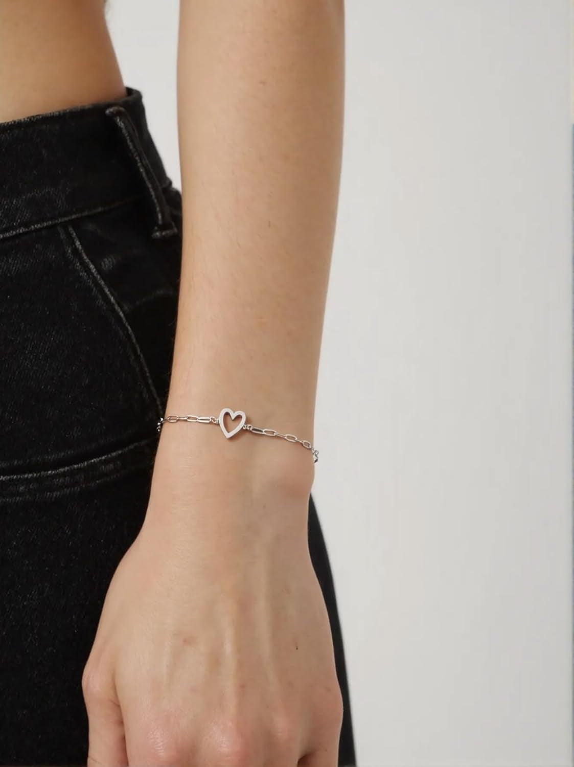Aluinn gold heart charm bracelet detail and craftsmanship