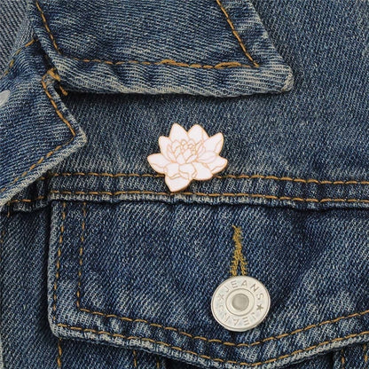 Buddhism White Lotus Flower Brooch Pin Elegant Floral Plant Enamel Pin Pendant Coat Backpack Lapel Pin Women Custom Jewelry for Clothes