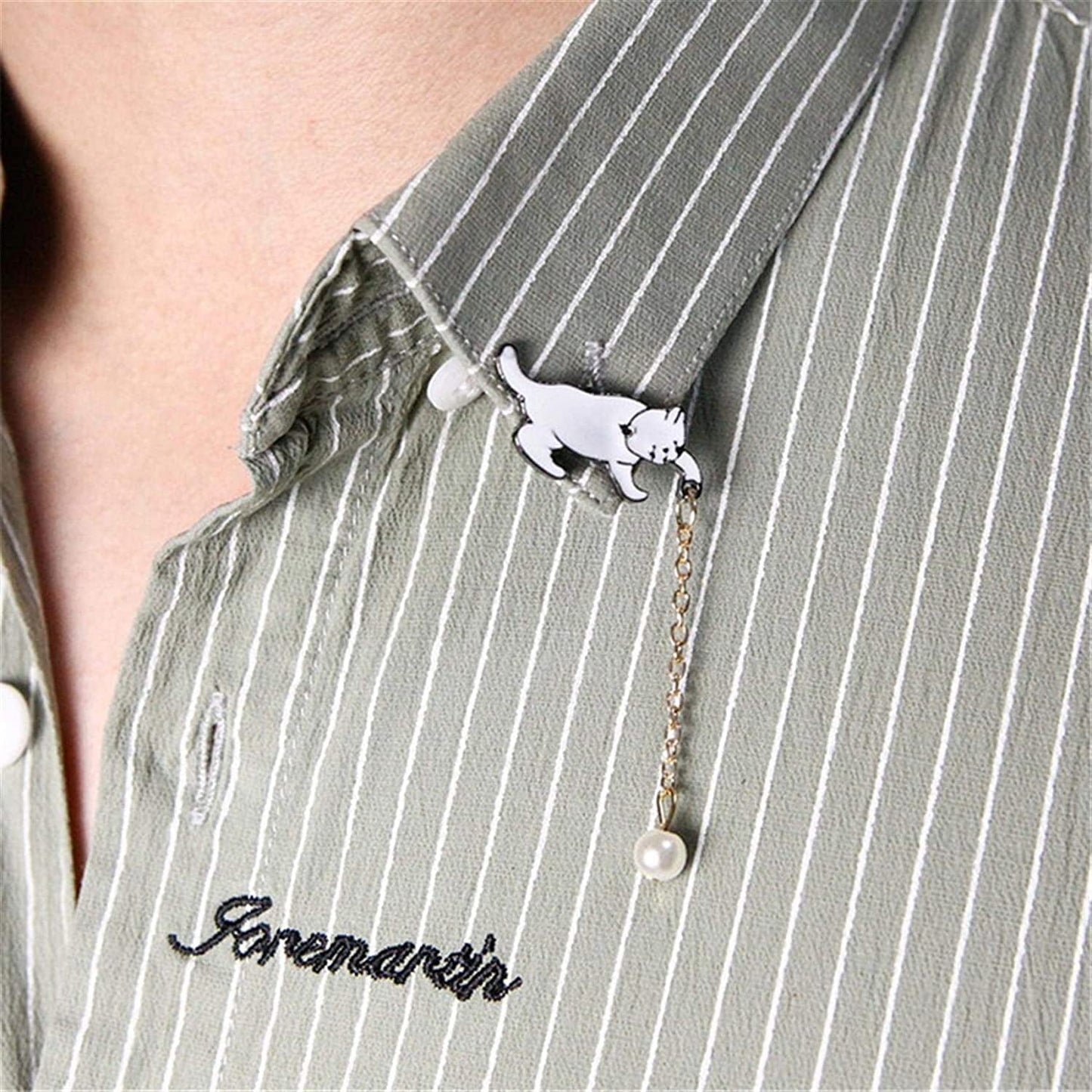 Hsakess Cat Long Chain Tassel Brooch Animal Enamel Lapel Pin Imitation Pearl Tassel Badge Collar Brooch for Bag Decor, White