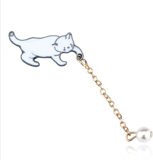 Hsakess Cat Long Chain Tassel Brooch Animal Enamel Lapel Pin Imitation Pearl Tassel Badge Collar Brooch for Bag Decor, White